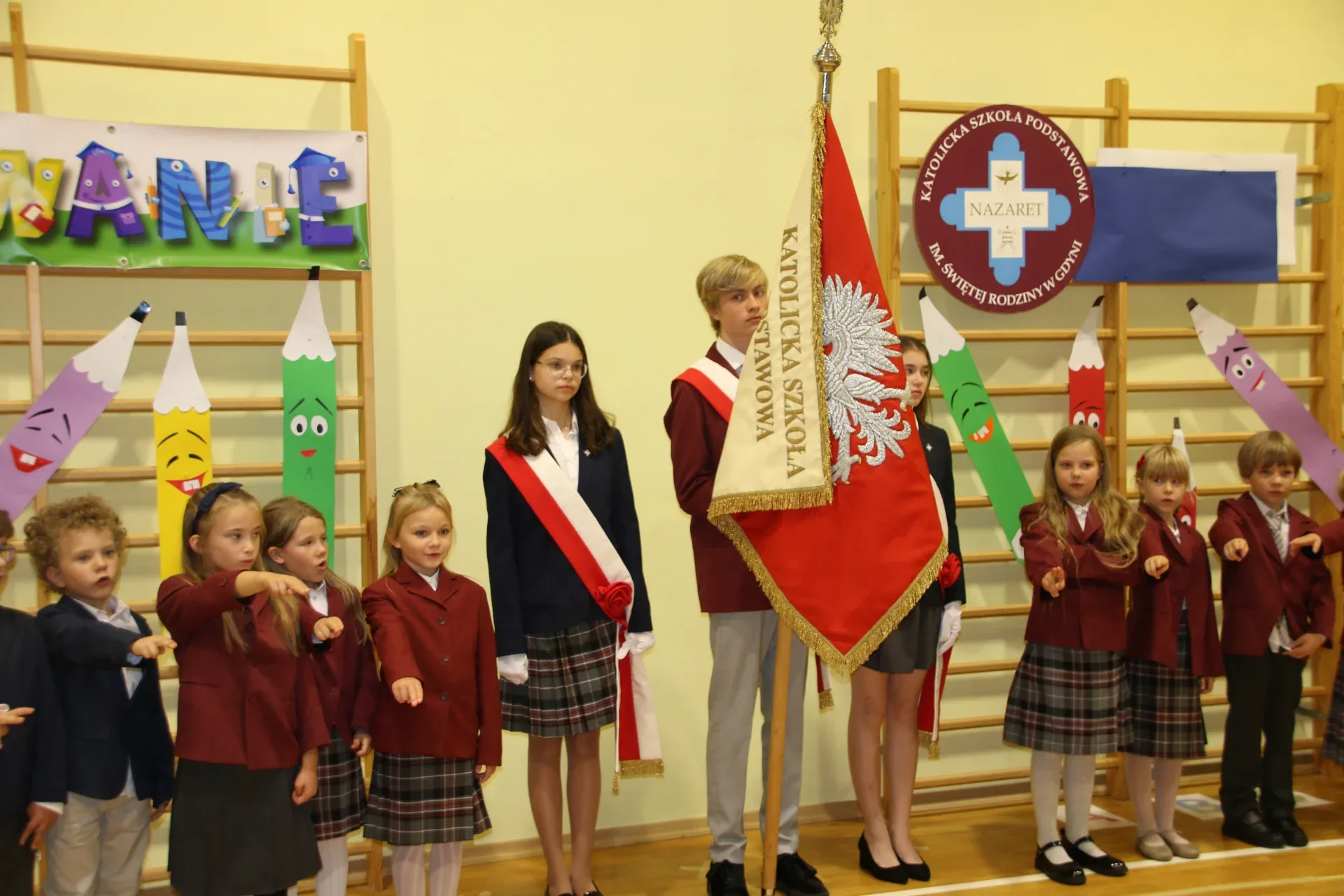 Z BOŻĄ POMOCĄ I DUMNYM KROKIEM – pierwszoklasiści ze Świętej Rodziny oficjalnie pasowani na uczniów!
