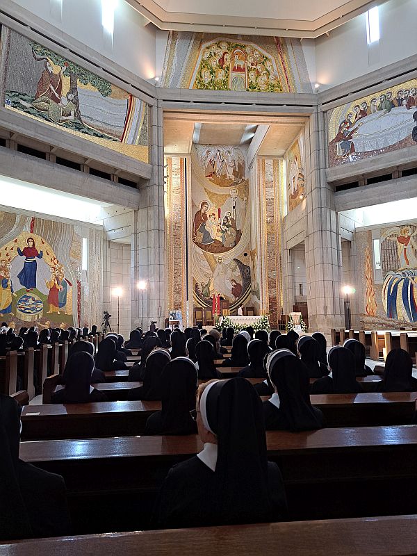 150-lecie Zgromadzenia Sióstr Najświętszej Rodziny z Nazaretu w Sanktuarium św. Jana Pawła II, w Krakowie. - zdjęcie 8