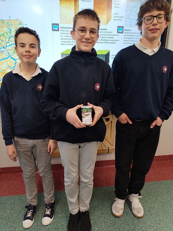 Siódmoklasiści odkrywają profile glebowe - zdjęcie 12