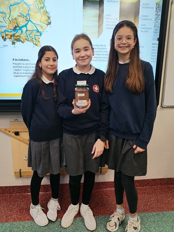 Siódmoklasiści odkrywają profile glebowe - zdjęcie 13