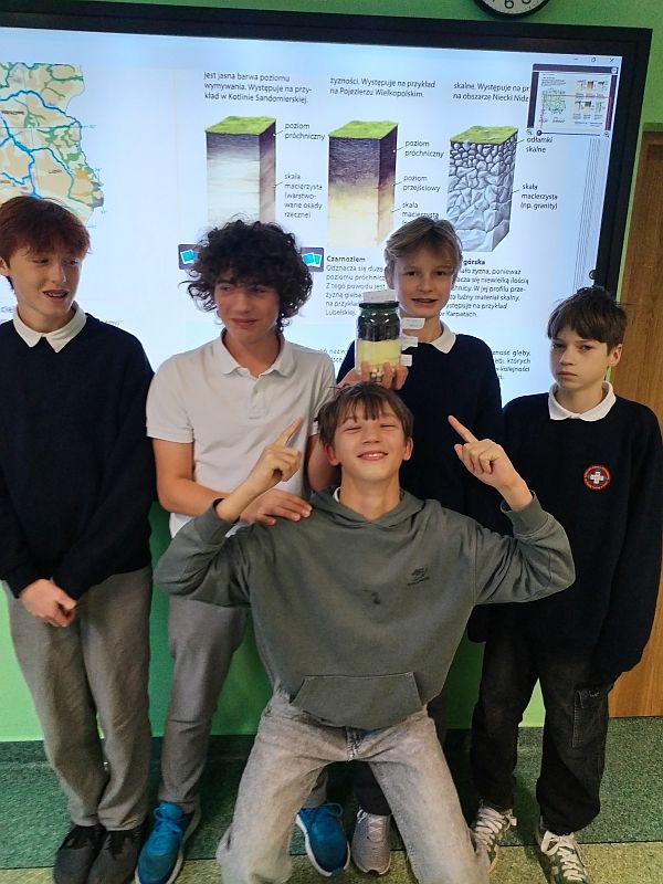 Siódmoklasiści odkrywają profile glebowe - zdjęcie 4