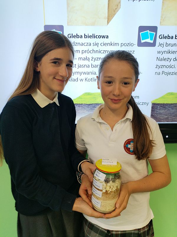 Siódmoklasiści odkrywają profile glebowe - zdjęcie 6
