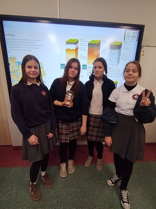 Siódmoklasiści odkrywają profile glebowe - zdjęcie 7