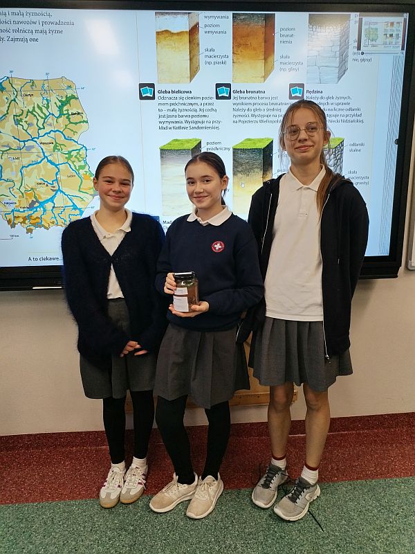 Siódmoklasiści odkrywają profile glebowe - zdjęcie 8
