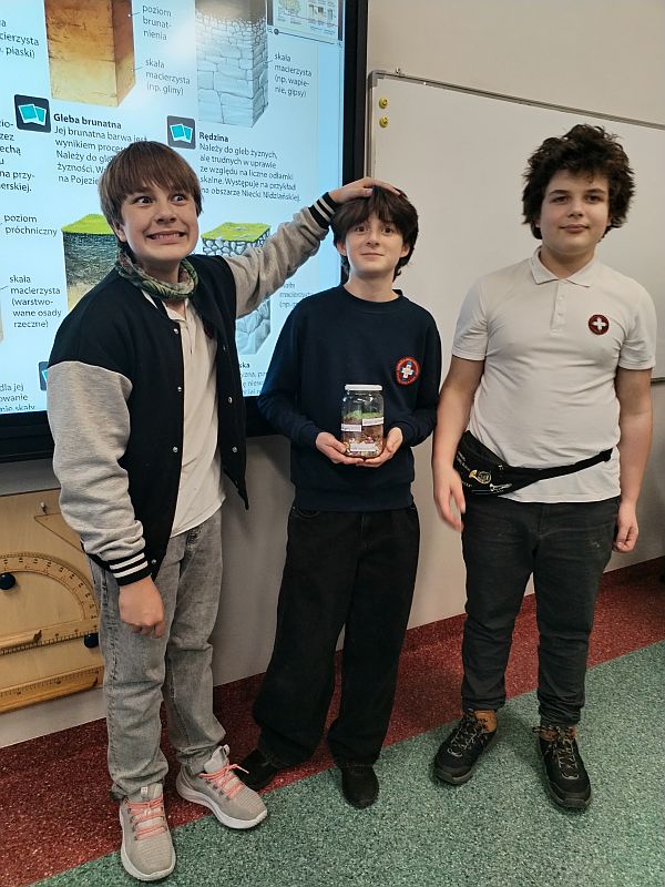 Siódmoklasiści odkrywają profile glebowe - zdjęcie 9