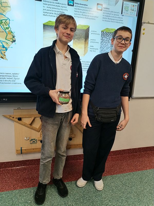 Siódmoklasiści odkrywają profile glebowe - zdjęcie 10