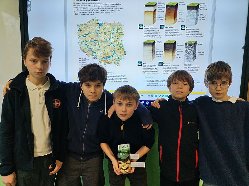Siódmoklasiści odkrywają profile glebowe - zdjęcie 11