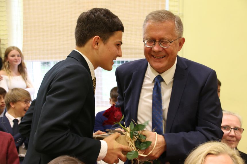 Pożegnanie ósmych klas - 2024 - zdjęcie 37