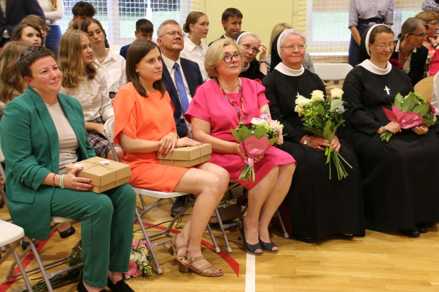 Pożegnanie ósmych klas - 2024 - zdjęcie 40