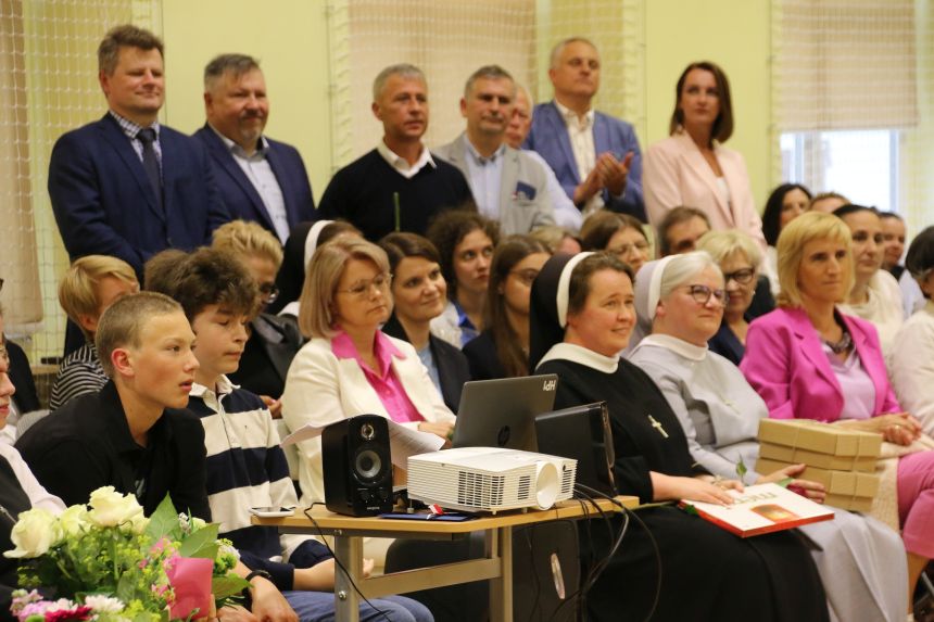 Pożegnanie ósmych klas - 2024 - zdjęcie 42