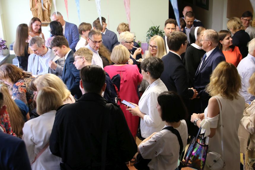 Pożegnanie ósmych klas - 2024 - zdjęcie 49